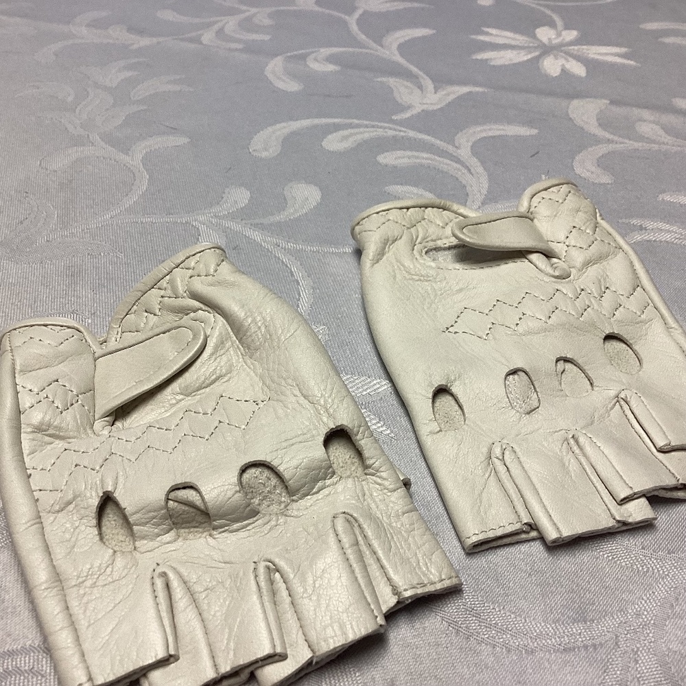 Elegant Cream Leather Fingerless Gloves